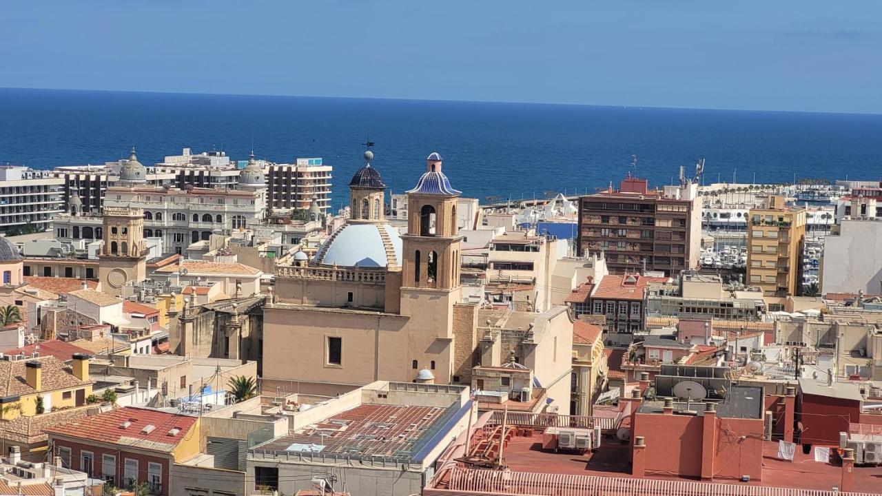 Corazon De Alicante Con Vistas Al Mar Y Al Castillo Exterior foto